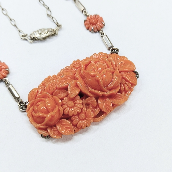 Vintage Art Deco Thermoplastic Carved Flowers Necklace 15" - Picture 4 of 7